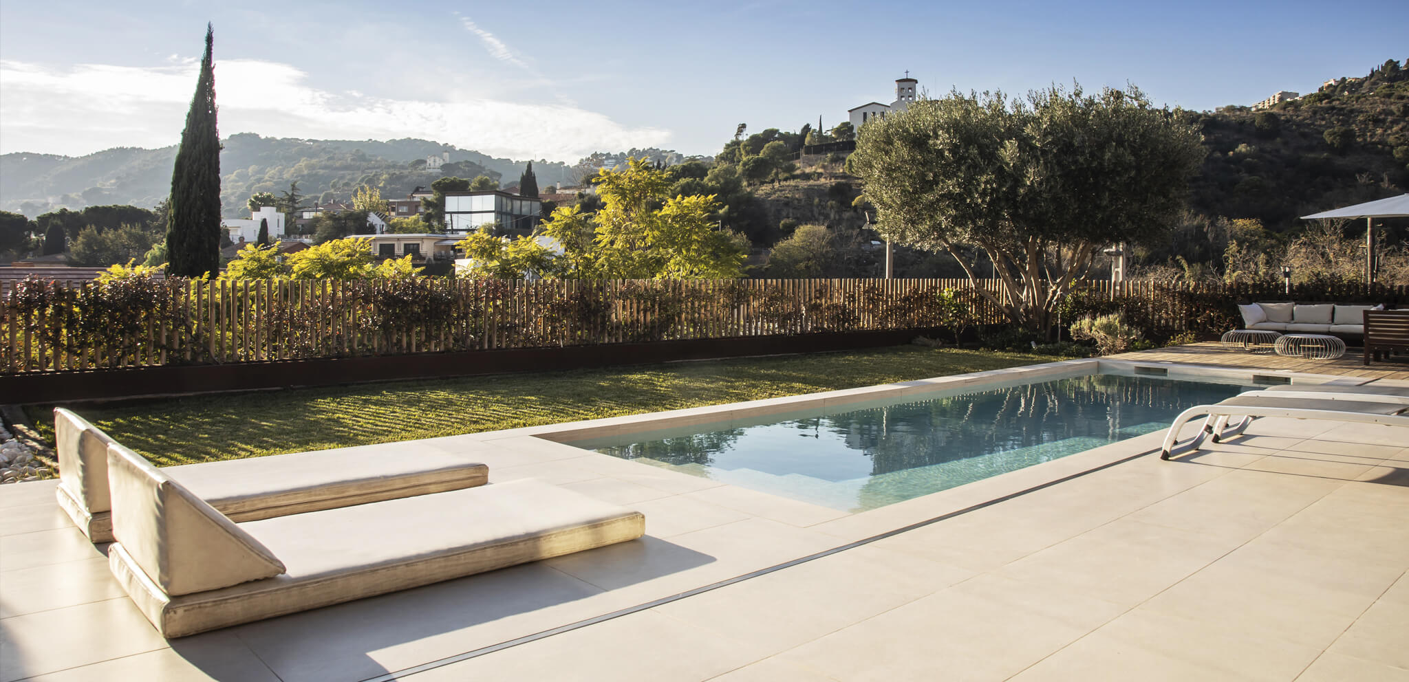 arquitecto barcelona paisajista jardin con piscina y barbacoa barcelona