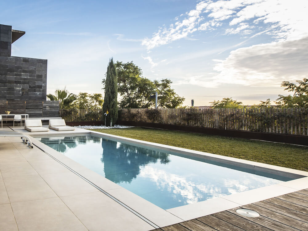 arquitecto paisajista jardin con piscina y barbacoa Barcelona